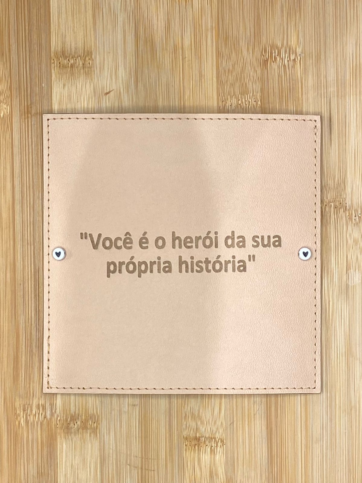 PLACA EM COURO | QUADRADO G