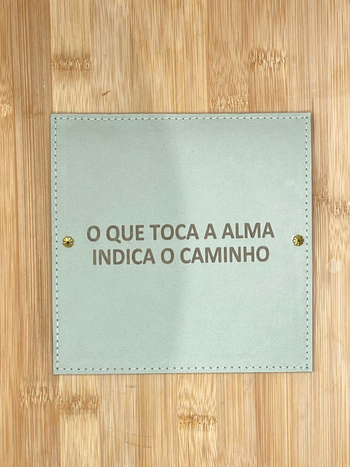 PLACA EM COURO | QUADRADO G