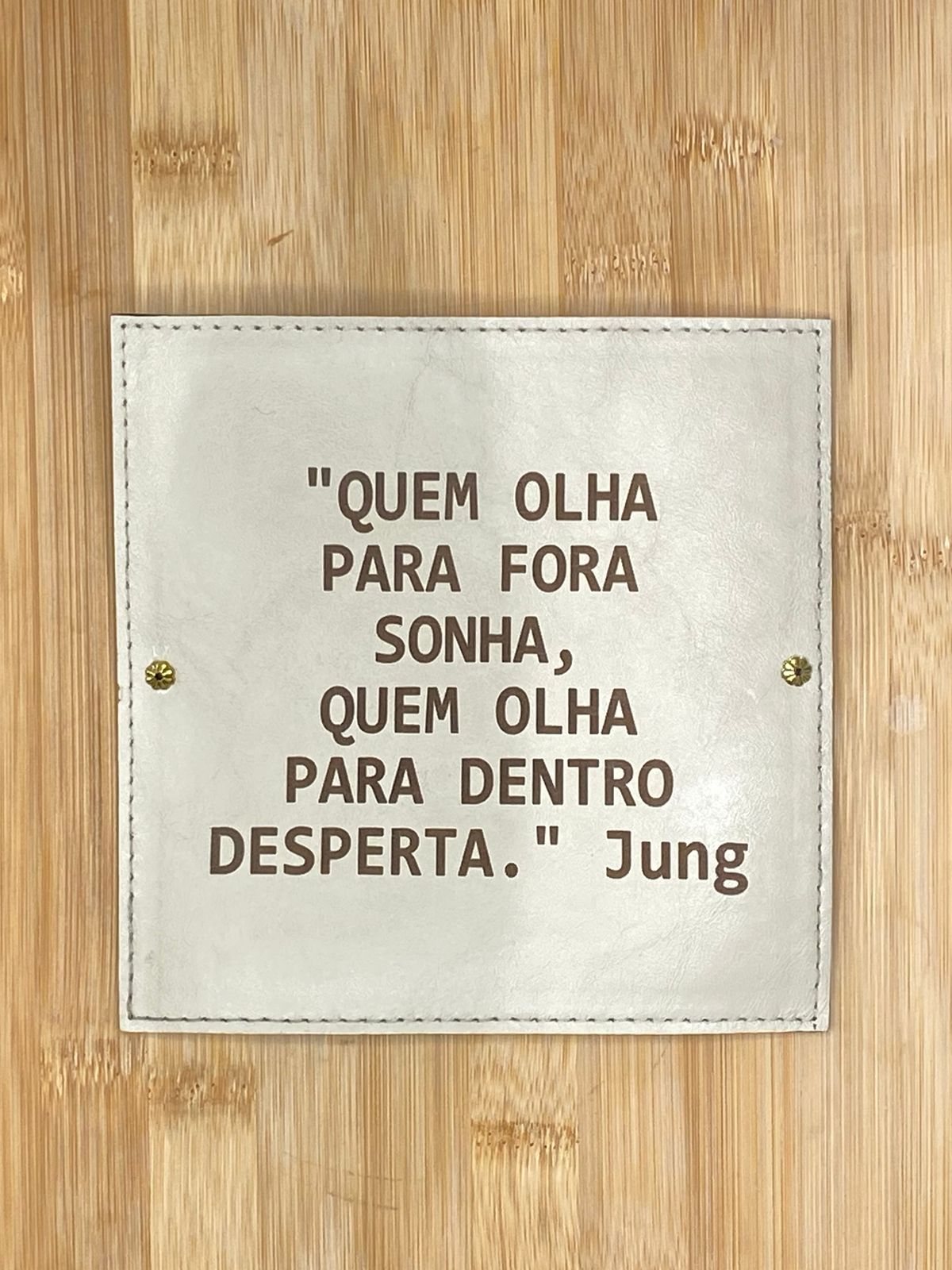 PLACA EM COURO | QUADRADO G