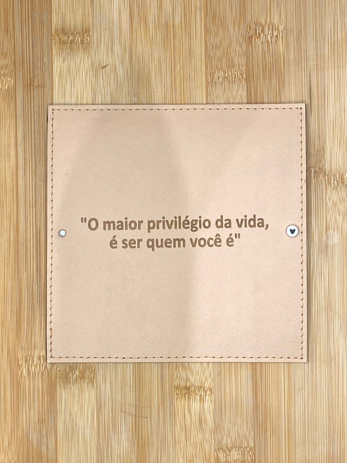 PLACA EM COURO | QUADRADO G