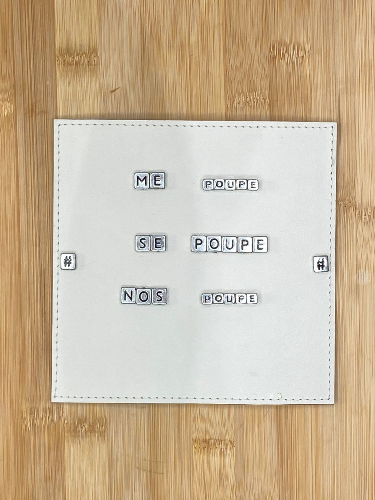 PLACA EM COURO | QUADRADO G