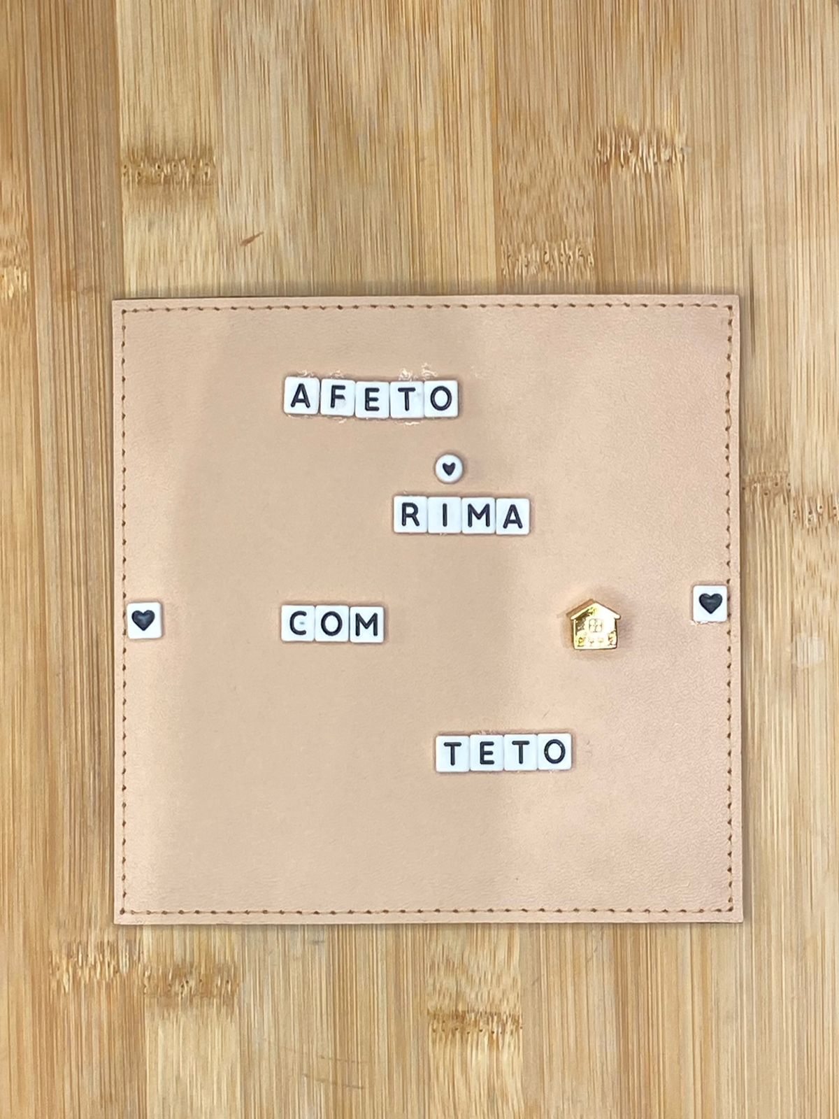 PLACA EM COURO | QUADRADO G