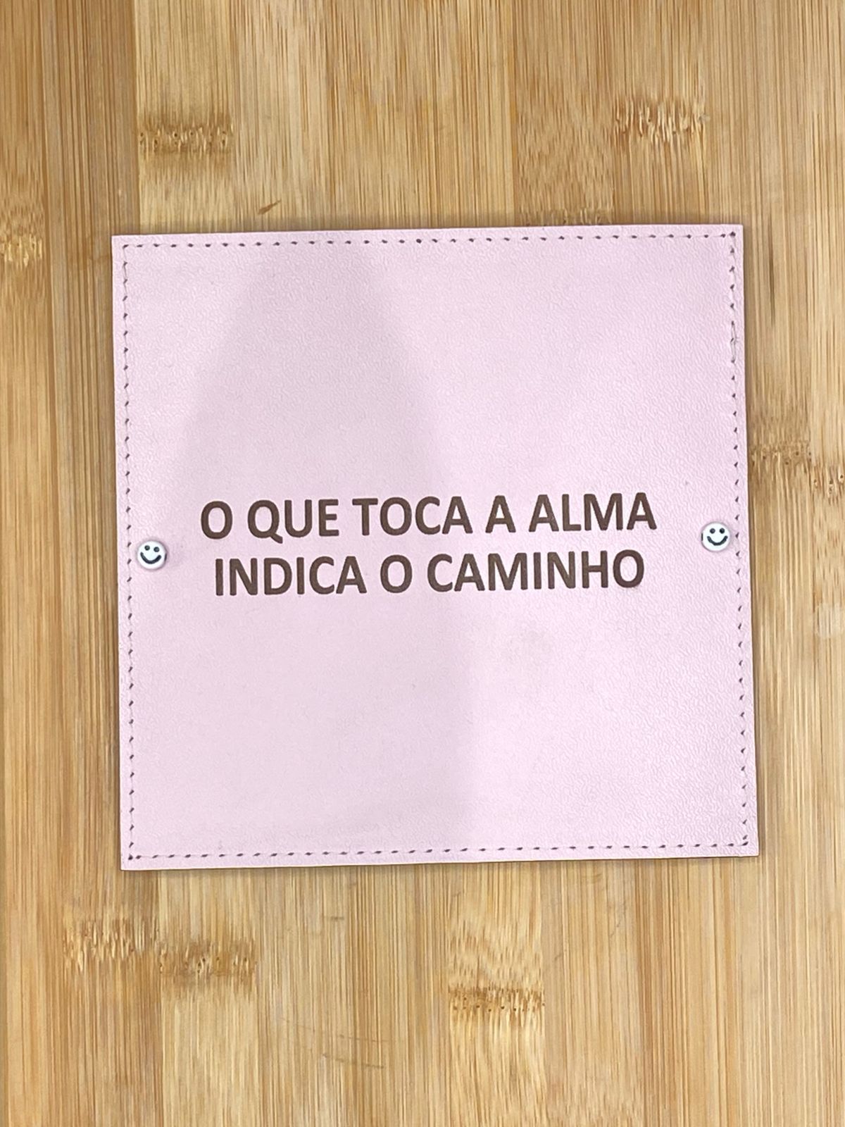 PLACA EM COURO | QUADRADO G