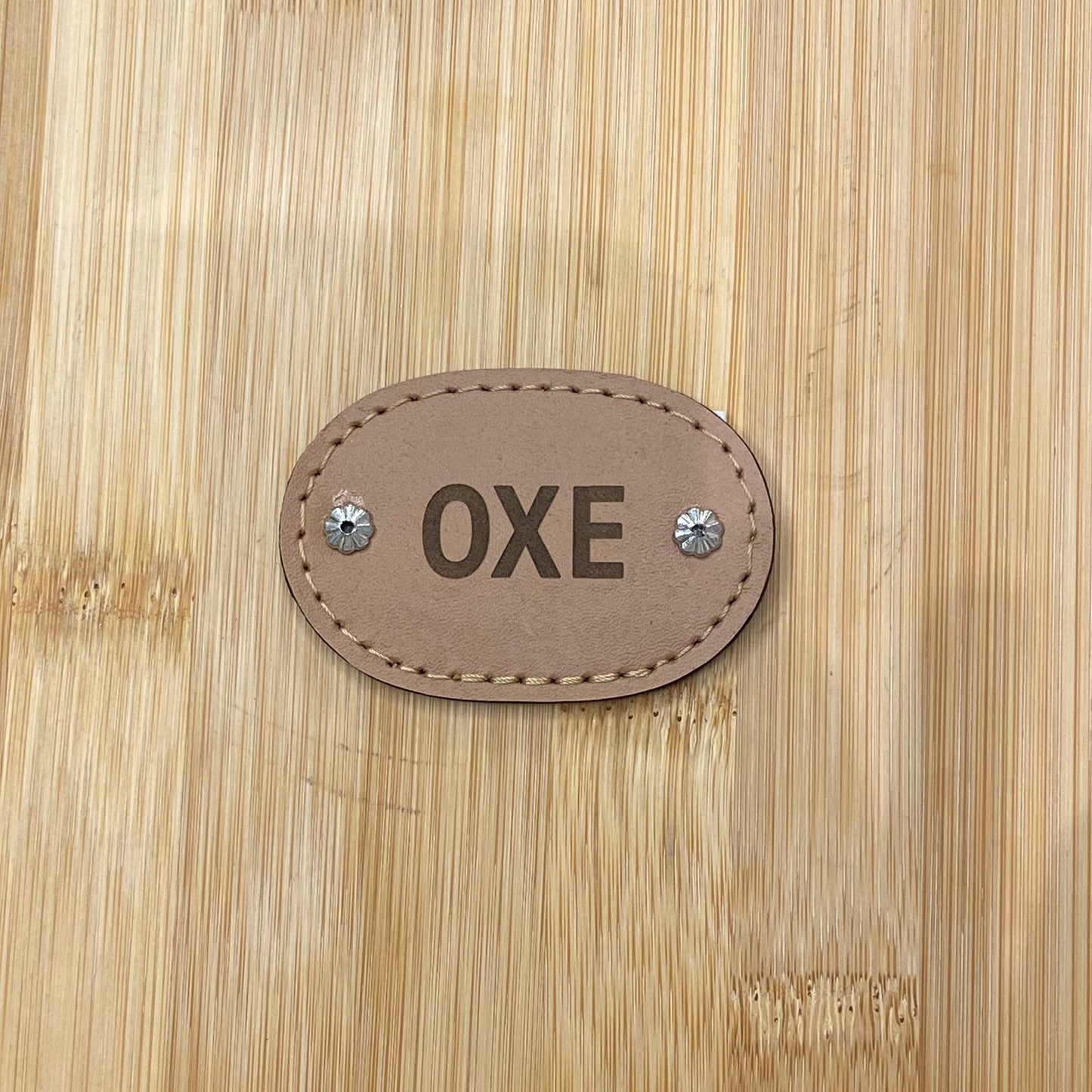 PLACA EM COURO | OVAL P