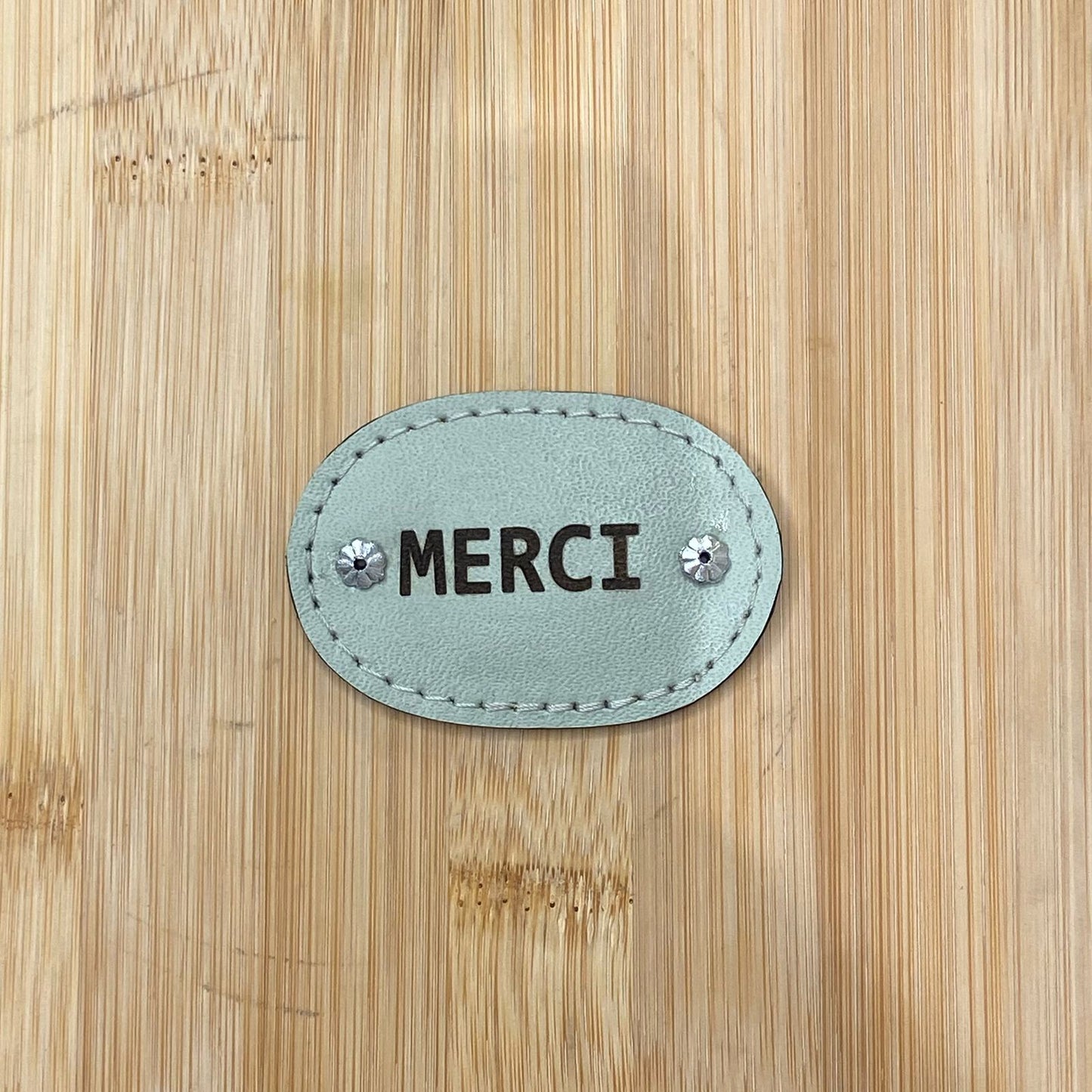 PLACA EM COURO | OVAL P