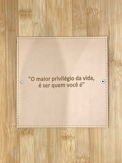 PLACA EM COURO | QUADRADO G